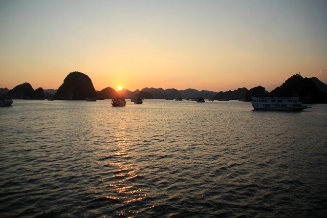 Halong bay full day trip from Hanoi: Visiting Thien Cung, Dau Go cave & Kayaking - Dau Go Cave after the cruise: a second dose of karst drama