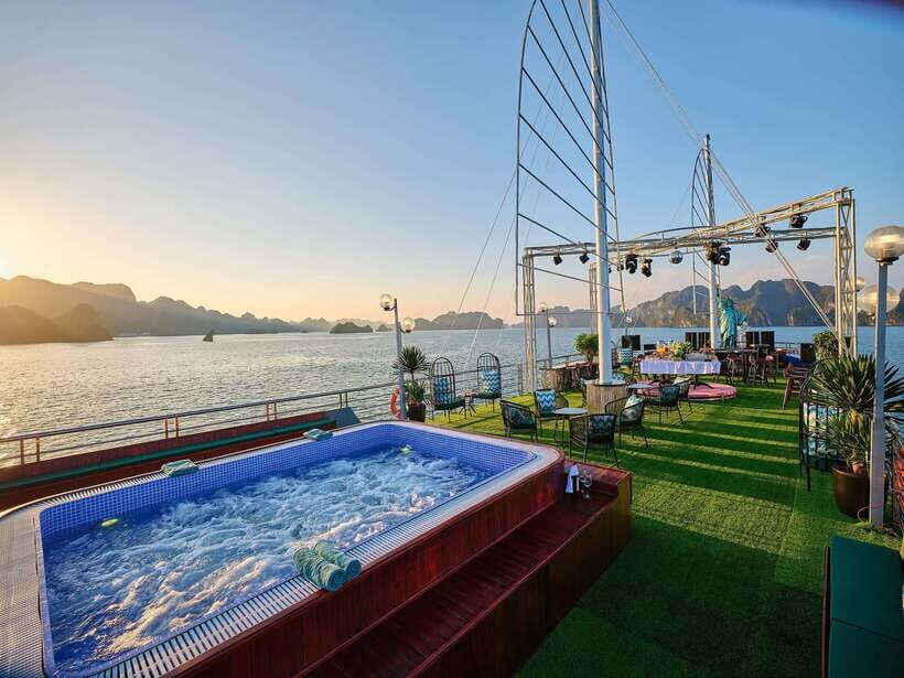 Halong Bay Luxury Cruise: Kayak&Swim,Cave, Party BEST SELLER - Luon Cave by kayak or bamboo boat: choose your pace