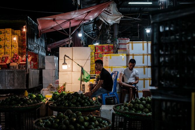 Hanoi by Night Photo Tour - Finishing at a Tea Shop: Picking Photos and Getting Feedback