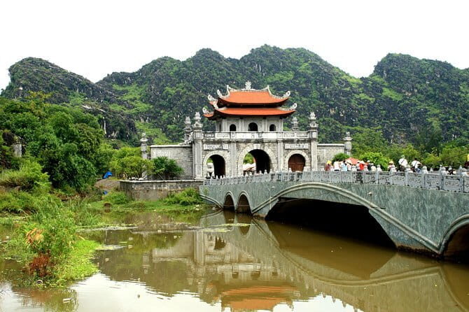 Hanoi City Tour: Private Half Day - Highlights and Train Street - Temple of Literature and National University: Scholar Hanoi in 30 Minutes