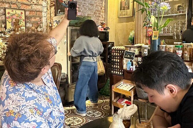 Hanoi Coffee Culture Tour: Sip, Taste & Hear Local Stories - Hoàn Kiếm Lake: A Legend With a Mindset Message