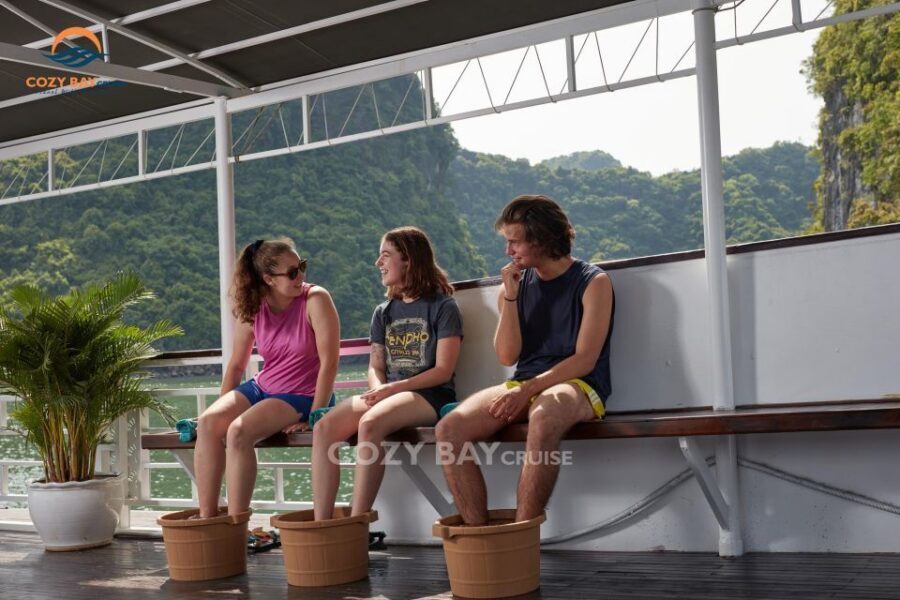 Hanoi: Cozy Halong Bay Overnight Cruise with Meals - Sunrise, breakfast, and the calm before kayaking