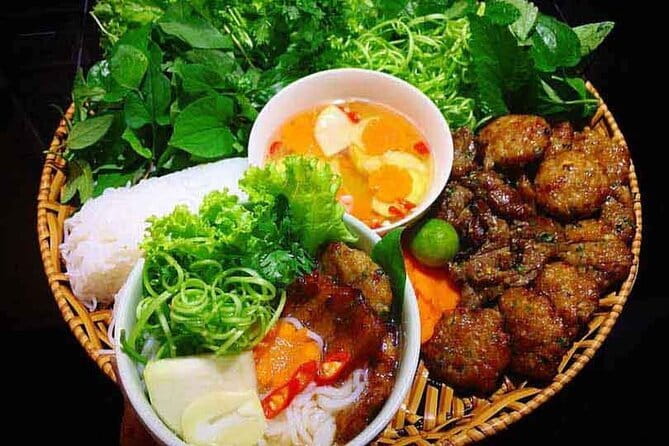 Hanoi Customized Street Food Walk with Train Street Experience - Old Quarter street food: how eight tastings keep you from wasting your appetite