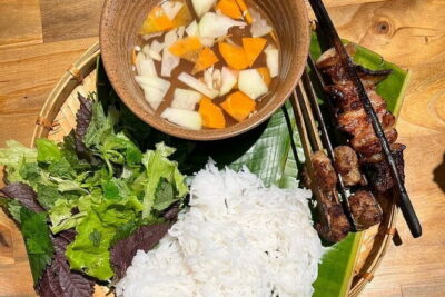 Hanoi Customized Street Food Walk with Train Street Experience - Start in the right place: Hoan Kiem Lake and the Old Quarter mindset