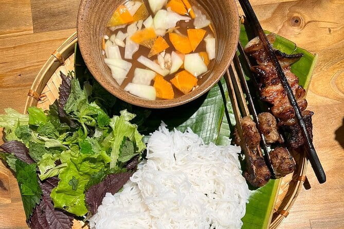 Hanoi Customized Street Food Walk with Train Street Experience - Start in the right place: Hoan Kiem Lake and the Old Quarter mindset