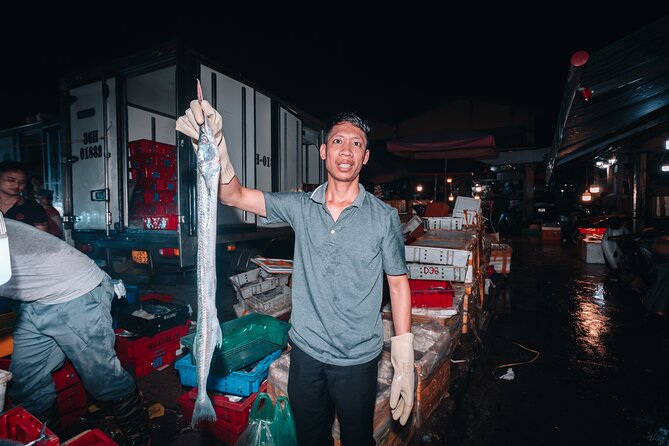 Hanoi Dawn Private Food Tour with 10+ Tastings - Stop 1: Hanoi’s market scene before the city wakes up