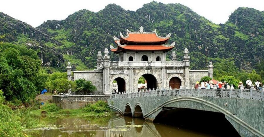 Hanoi: Full-Day Mua Cave, Hoa Lu and Tam Coc Tour - Mua Cave and the Nearly 500 Steps to the Viewpoint
