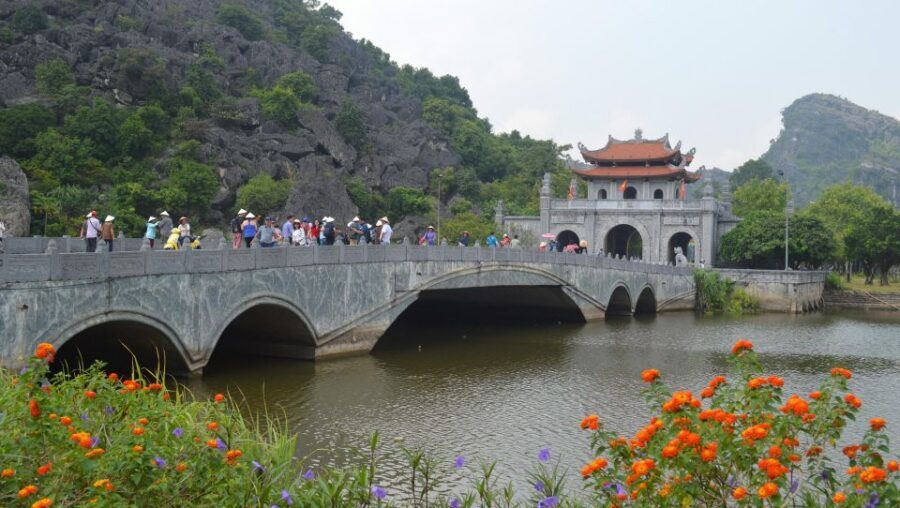 Hanoi: Guided Full-Day Hoa Lu, Trang An and Mua Cave Tour - Hoa Lu temples: stepping into Vietnam’s old capital story