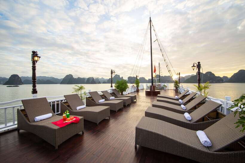 Hanoi: Ha Long Bay 2-Day 1-Night Tour by 4-star Luxury Junk - Luon cave area kayaking: the closest you get to the lagoons