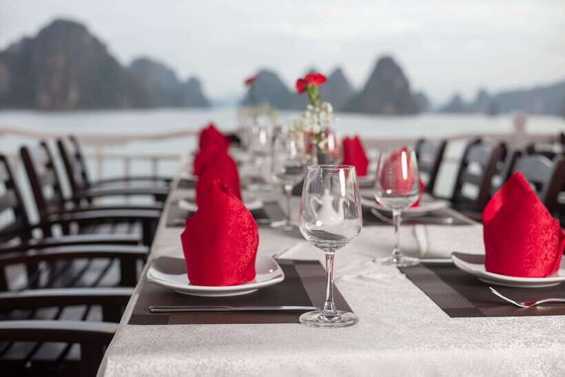 Hanoi: Ha Long Bay 2-Day 1-Night Tour by 4-star Luxury Junk - Cooking class + dinner + optional squid fishing
