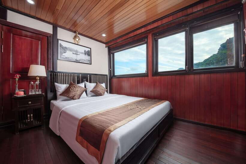 Hanoi: Ha Long Bay 2-Day 1-Night Tour by 4-star Luxury Junk - Day two: Surprising Cave (Sửng Sốt) and the guided wow-factor