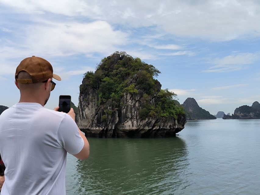 Hanoi Halong Luxury Day Tour with Private Cabin - Luon Cave by Kayak or Bamboo Boat: A Quiet Waterway Experience