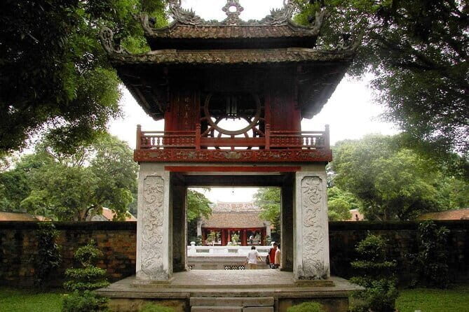Hanoi Hidden Bites Premium Food Adventure - Hoan Kiem Lake stop: 30 minutes at the Lake of the Restored Sword