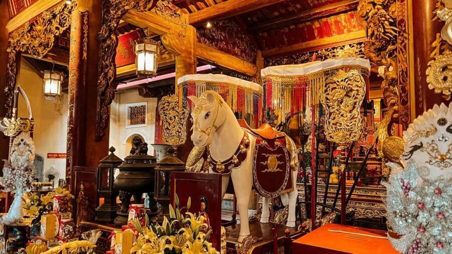 Hanoi Hidden Site: Immersive Spiritual & Cultural Experience - The West Lake break at Tay Hồ: bánh tôm Hồ Tây and food swaps