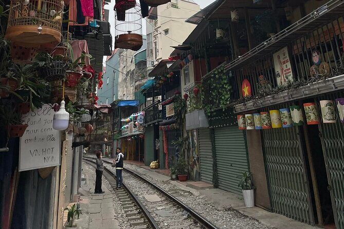 Hanoi Highlights and Hidden Gems Walking Tour - Đường Tàu and the Old Train-Track Moment