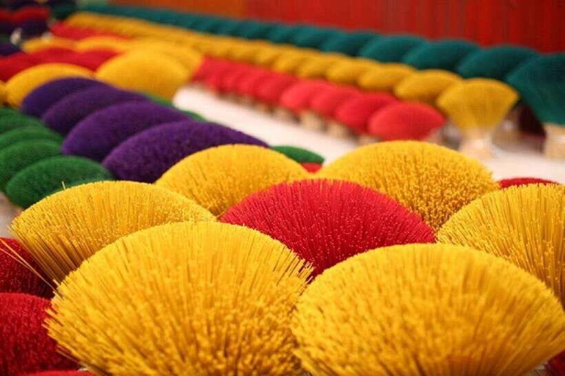 Hanoi: Highlights, Incense Village, Hat Crafting Guided Tour - Tran Quoc Pagoda: A Calm Photo Stop with Water Views
