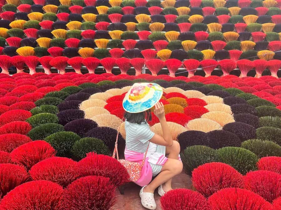 Hanoi: Incense Village, Hat, & Lacquer Artisanal Tour - Getting ready: shoes, snacks, and paint smells