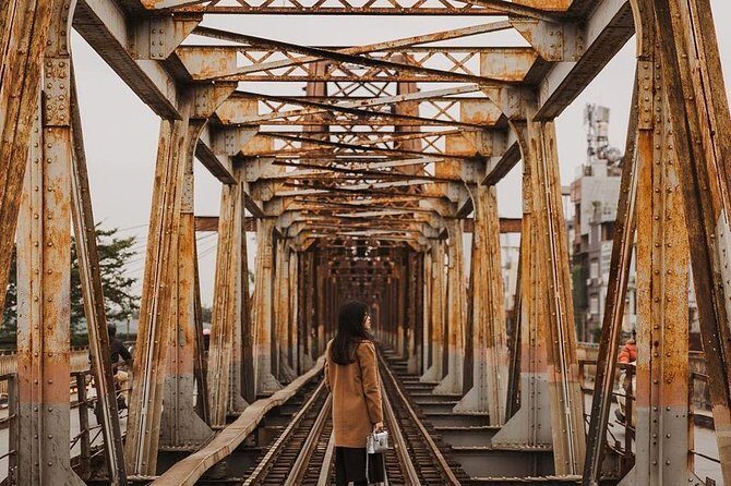 ️ Hanoi Instagram Tour: Most Famous Spots (Private & All-Inclusive) - Stop 3: Long Biên Bridge for historic lines and big Red River views