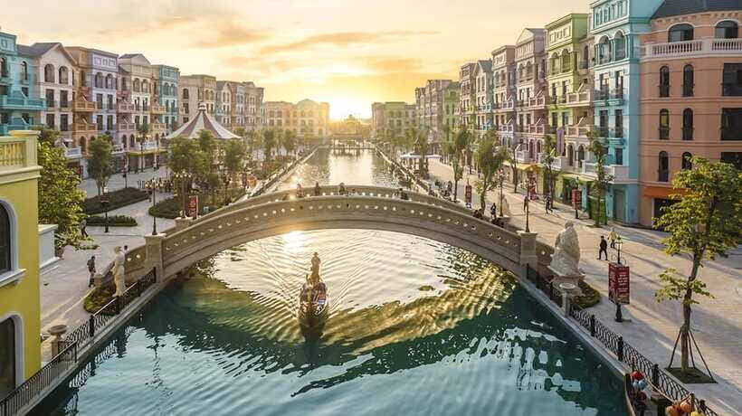 Hanoi: Mega Grand World with Bat Trang Pottery Village - Grand Voyage show: why the final night segment is worth waiting for