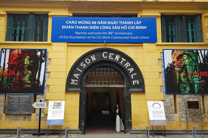 Hanoi Military tour for Half day city - Huu Tiep Pond: seeing the downed B-52 moment for yourself