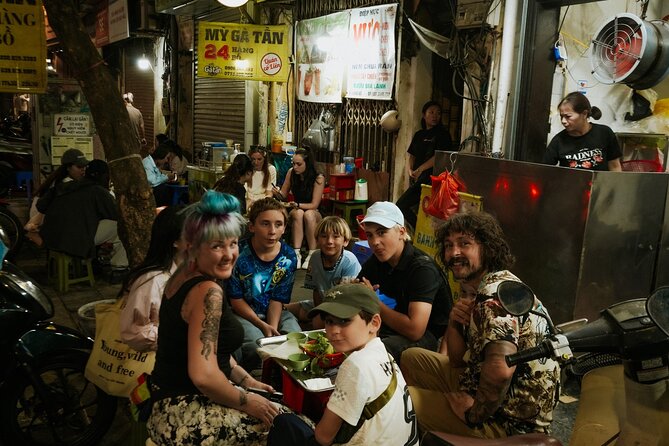 Hanoi Motorbike Street Food Tour With Sightseeing - Hai Bà Trưng district: street-food lanes plus a local park moment