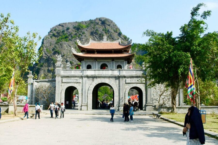 Hanoi: Ninh Binh Day Trip Visit Hoa Lu, Tam Coc & Mua Cave - Mua Cave and Lying Dragon Mountain: the climb that earns the panorama
