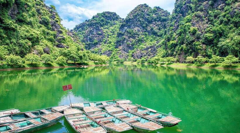 Hanoi: Ninh Binh, Tam Coc, Mua Cave & Hoa Lu with cycling - Hoa Lu and Cycling: Ancient Temples on a Moving Schedule