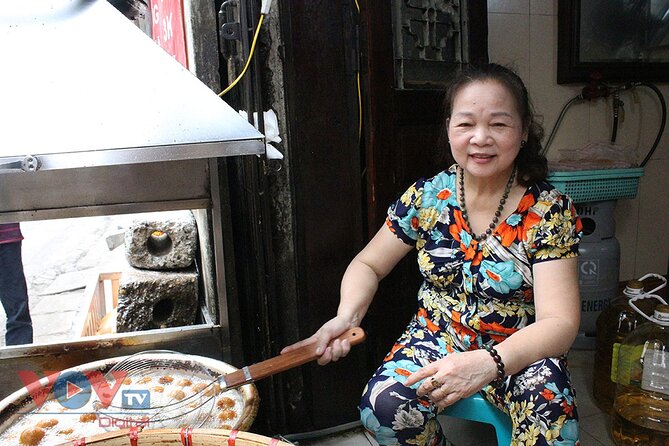 Hanoi Old Quarter Street Food tour with 12 plus tastings - Bánh Rán Mặn Donut Balls: Sweet Mung Bean and Savory Bites