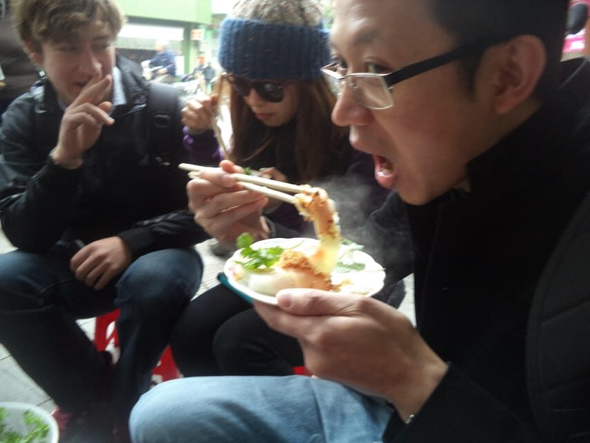 Hanoi: Old Quarter Street Food Walking Tour with 10 Tastings - Starting at the Hanoi Street Food Tour office: what your first hour feels like