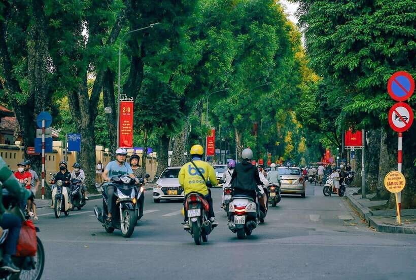 Hanoi: Private Motorbike Tour with Highlight Local Food - Dong Xuan Market and Train Street near the rails