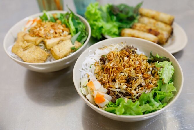 Hanoi Street Food Tour - Guide quality: why explanations make the food taste better