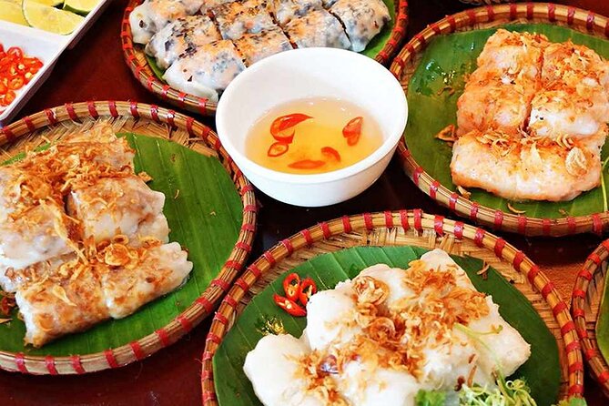 Hanoi Street Food Tour Taste 6 Local Dishes and Drinks - How the guide makes the Old Quarter food stops easier
