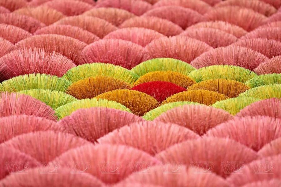 Hanoi: Thang Nghiem Pagoda Or Incense Village & Hat Village - Quang Phu Cau Incense Village: family-scale work you can see