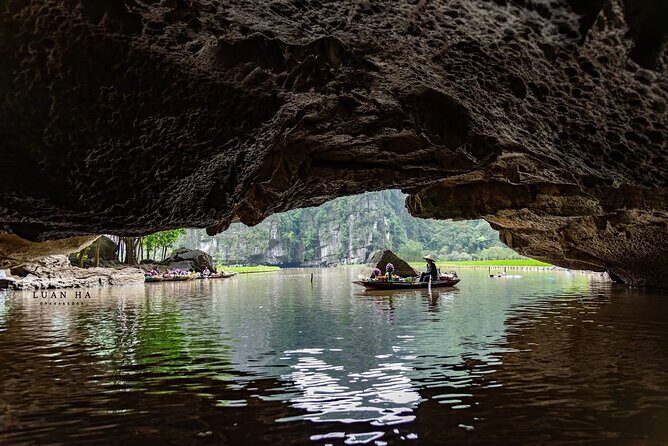 Hanoi to Ninh Binh Day Trip: Mua Cave, Trang An Boat Ride - Lunch - Lunch in Ninh Binh: local buffet fuel