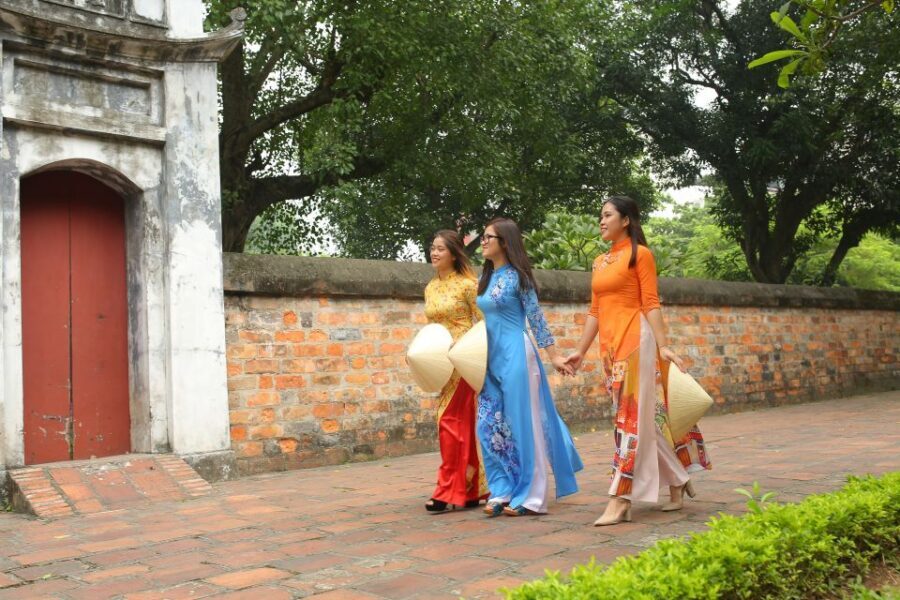Hanoi: Traditional Ao Dai Dress and Non La Hat Rental - How the Ao Dai + Non La rental really works