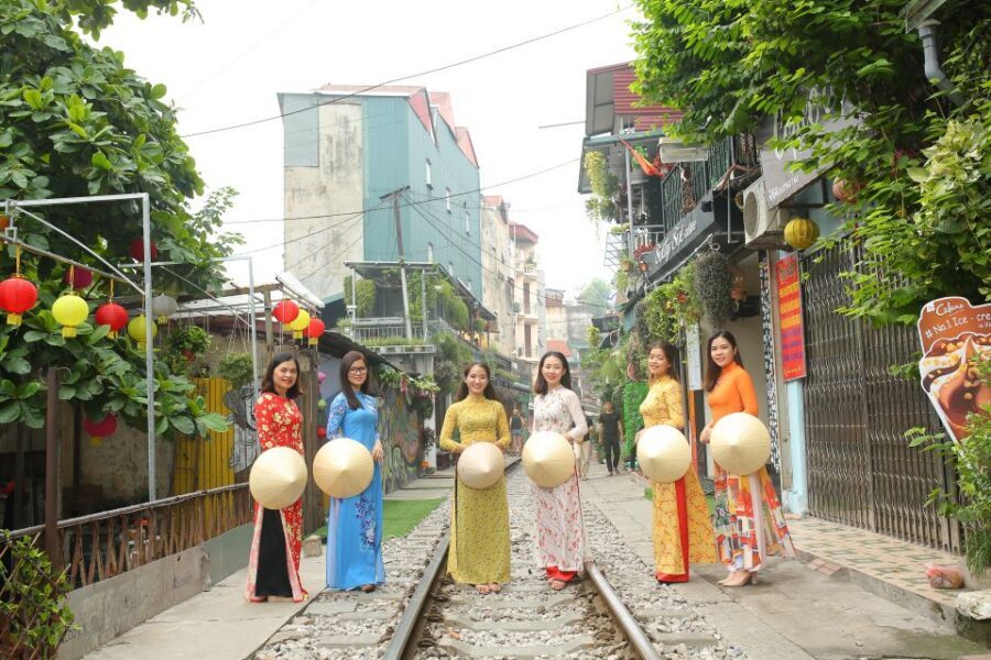 Hanoi: Traditional Ao Dai Dress and Non La Hat Rental - What you should bring (and what you should do on arrival)