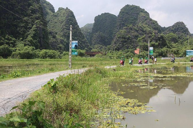 Hanoi Vespa Tour Explore Red River Delta & Rural Villages 5 Hours - Stop 2: Long Bien Bridge Break and a Slow Pause in the Middle