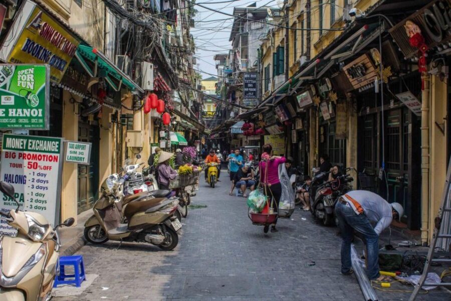 Hanoi: Walking Street Food Tour & Train Street w/Local Guide - Key things you’ll notice on this Hanoi street food walk