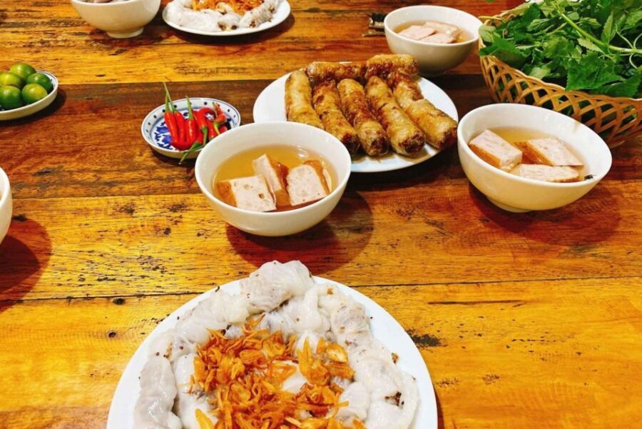 Hanoi: Walking Street Food Tour & Train Street w/Local Guide - The guide factor: why English-speaking context changes street food