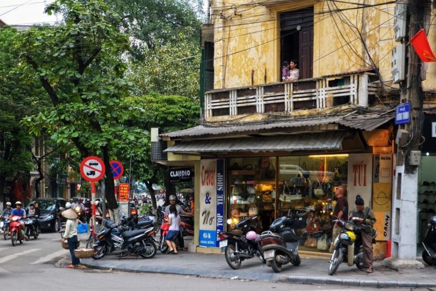 Hanoi: Walking Street Food Tour & Train Street w/Local Guide - The food lineup: bún chả, bánh mì, bánh cuốn, and the logic behind them