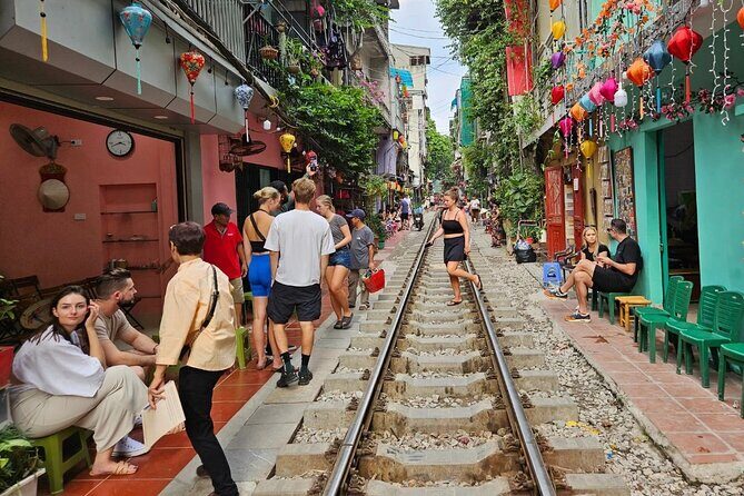 Hanoi Walking Street Food Tour with Train Street - Duờng Tau and Train Street: how the experience works on the ground