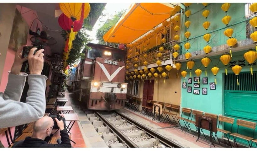Hanoi: Walking Street Food & Train Street Culture Tour - First stop: the Old Quarter meet-up and the simple food-game plan