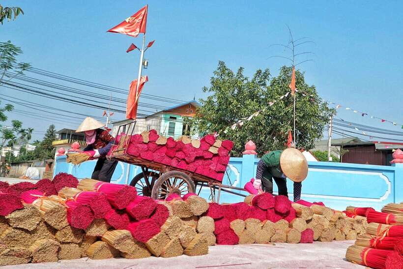 Hanoi's artisan trail:Incense Village,Hat,Lacquer & Train St - Quang Phu Cau incense village: dyeing bundles and watching production