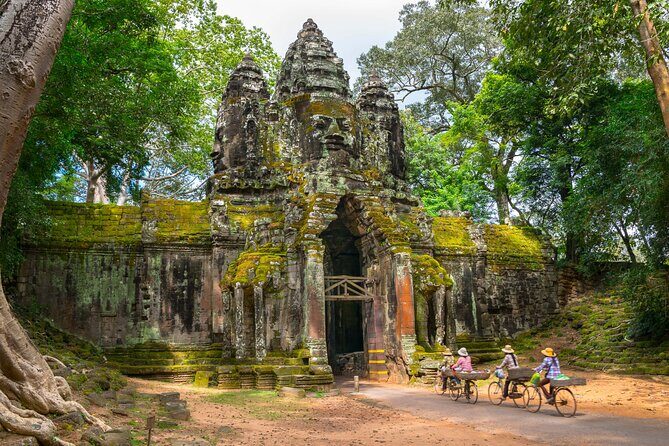 Highlights Of Vietnam and Cambodia In 10 Days - Day 4: Halong Bay Sunrise, Tai Chi, Cave Visit, Then Fly to Ho Chi Minh City