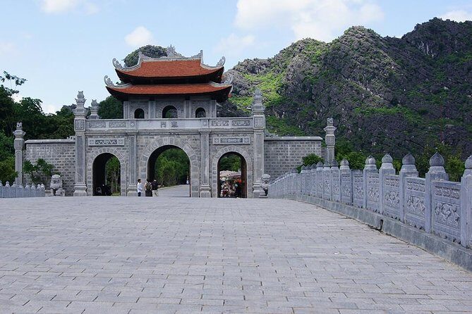 Hoa Lu Tam Coc Full Day Tour: Small Group Tour & Buffet Lunch - Buffet lunch in Ninh Binh: decent food, and the timing is the point
