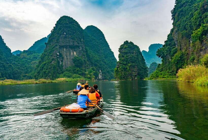 Hoa Lu, Tam Coc, & Mua Cave Day Trip with Lunch & Limousine - Why this Hoa Lu–Tam Coc–Mua Cave loop works in one day