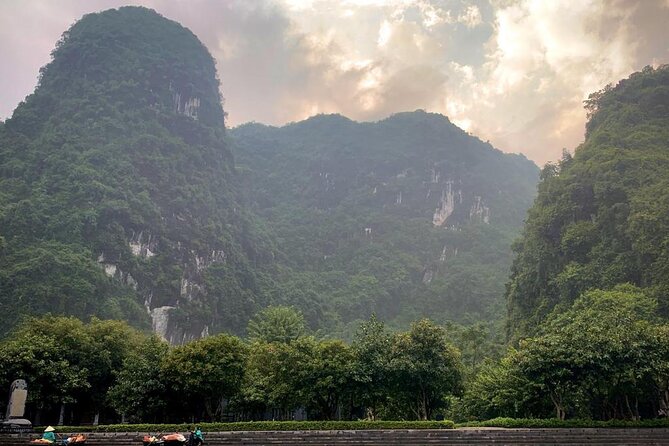 Hoa Lu - Tam Coc - Mua Cave Full Day - LIMOUSINE - Tam Coc by 1.5-hour bamboo boat: the Ha Long Bay on land moment