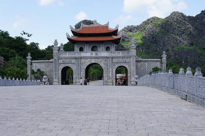 Hoa Lu -Tam Coc - Mua Cave Full Day Trip with Limousine Bus - Biking, lunch, and the 9–10 hour tempo