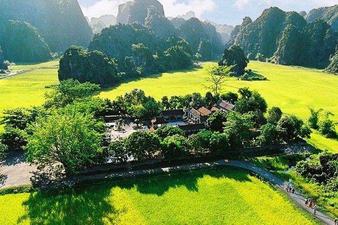 HOA LU -TRANG AN -MUA CAVE Full Day Including Boat Entrance Fees and Lunch - Mua Cave: the view you earn with your legs