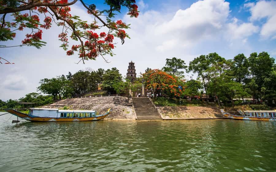 Hue: Royal Tombs & Imperial City Tour by Private Car - Thien Mu Pagoda: Hue’s most recognizable spiritual landmark